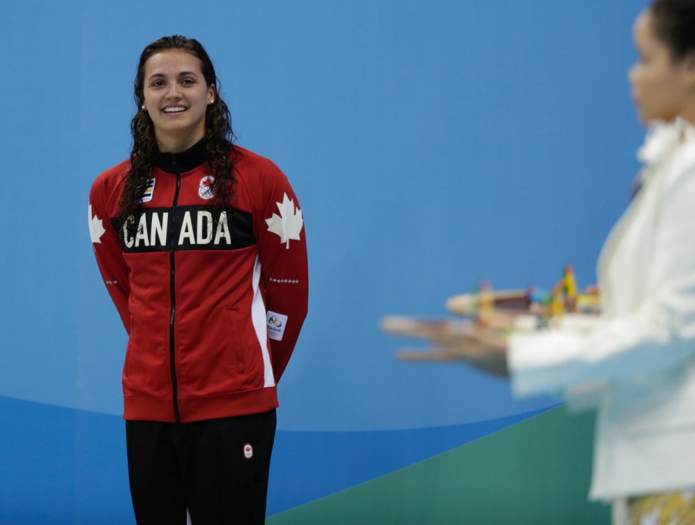 Kylie Masse durant la cérémonie de remise des médailles. Elle a remporté la médaille de bronze au 100 m dos aux Jeux de Rio. 8 août 2016. (Photo/Jason Ransom)