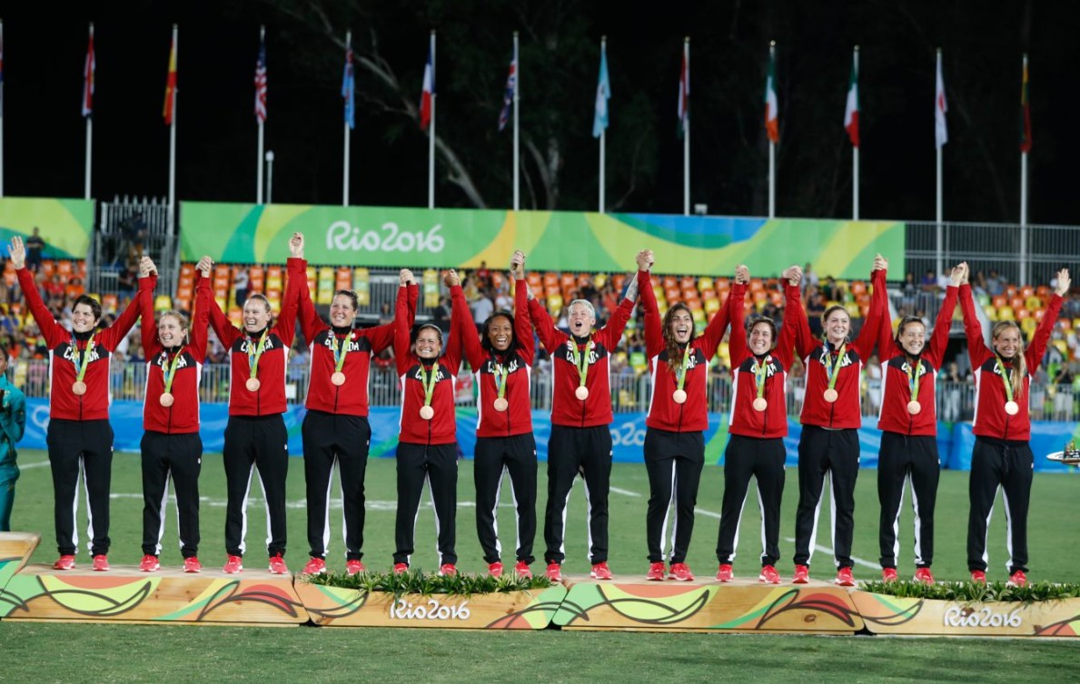 L'équipe canadienne de rugby à sept féminin lors de la cérémonie des médailles des Jeu olympiques de Rio, le 8 août 2016.