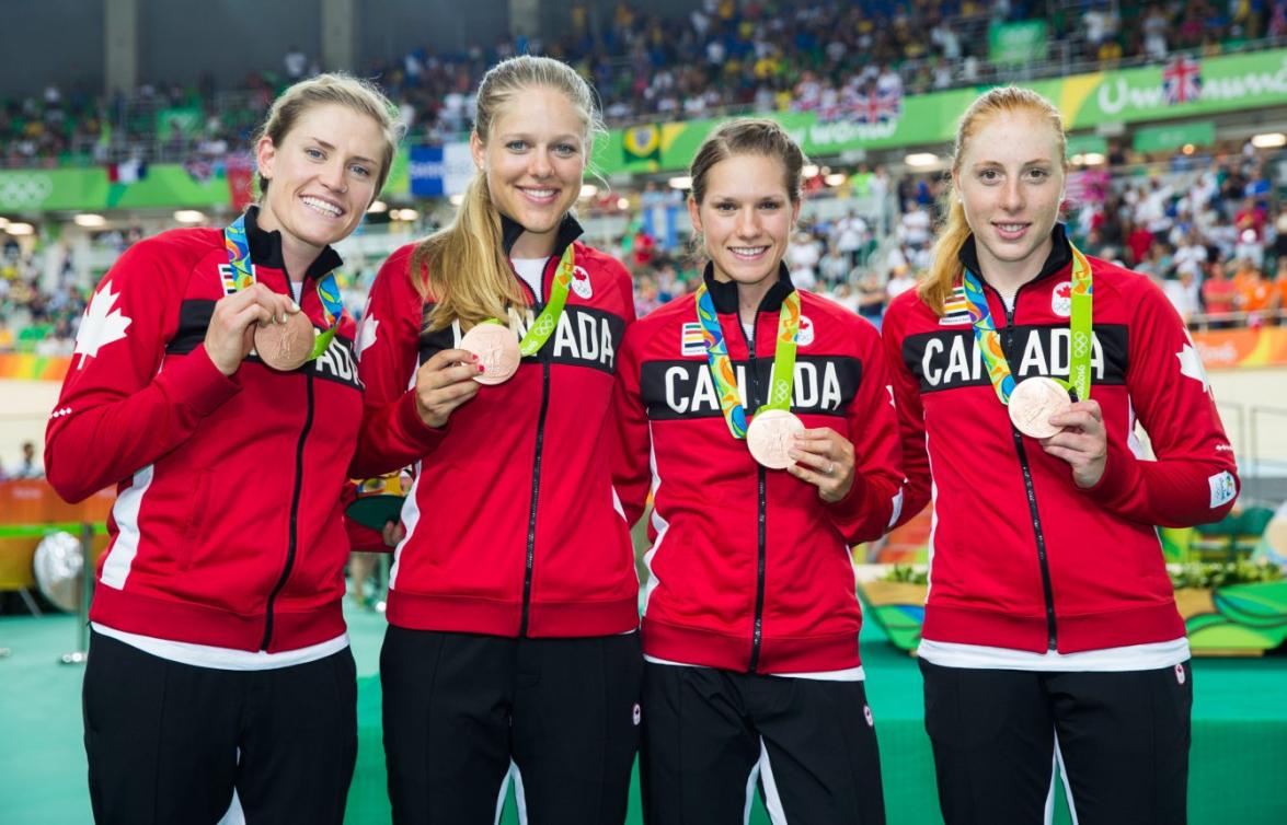 Georgia Simmerling, Kirsty Lay, Jasmin Glaesser et Allison Beveridge lors de la remise des médailles de la poursuite par équipes féminine aux Jeux olympiques de Rio, le 13 août 2016. (COC Photo/Mark Blinch)