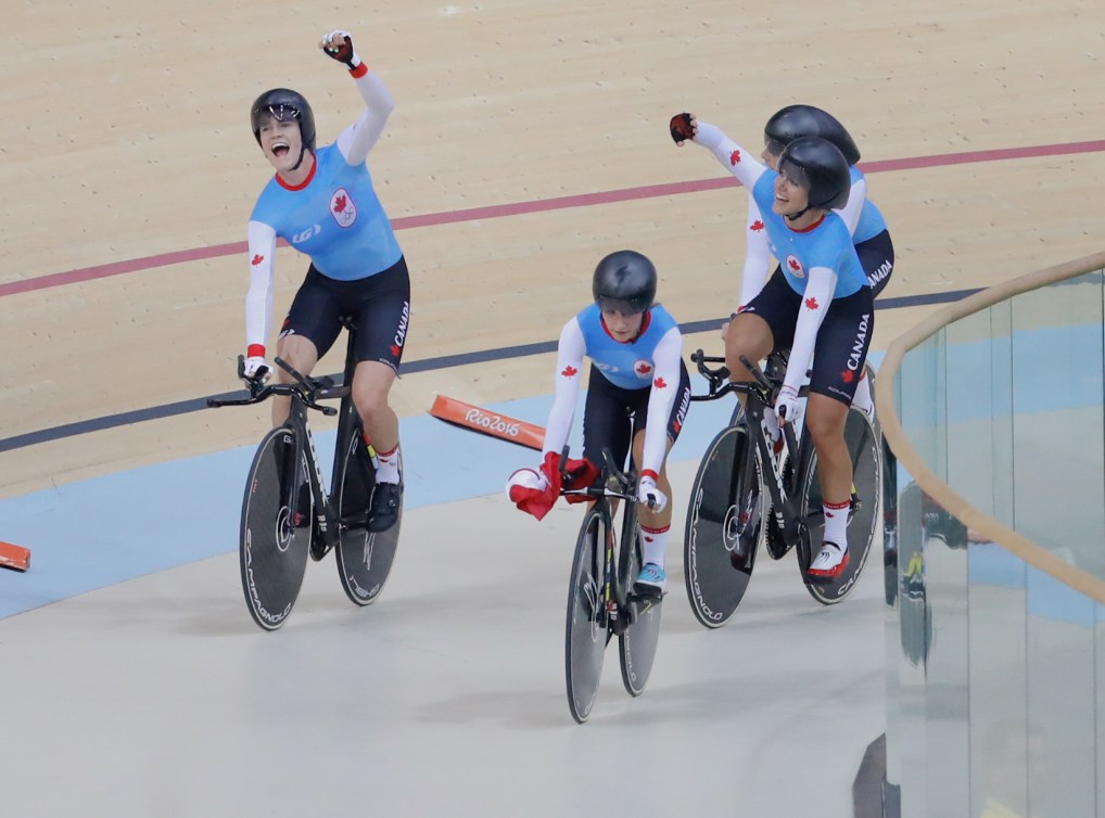 Allison Beveridge, Jasmin Glaesser, Kirsti Lay et Georgia Simmerling célèbrent leur victoire sur la Nouvelle-Zélande pour la médaille de bronze aux Jeux olympiques de Rio, le 13 août 2016. (COC // Mark Blinch)