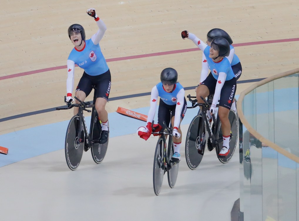 Allison Beveridge, Jasmin Glaesser, Kirsti Lay et Georgia Simmerling célèbrent leur victoire sur la Nouvelle-Zélande pour la médaille de bronze aux Jeux olympiques de Rio, le 13 août 2016. (COC // Mark Blinch)
