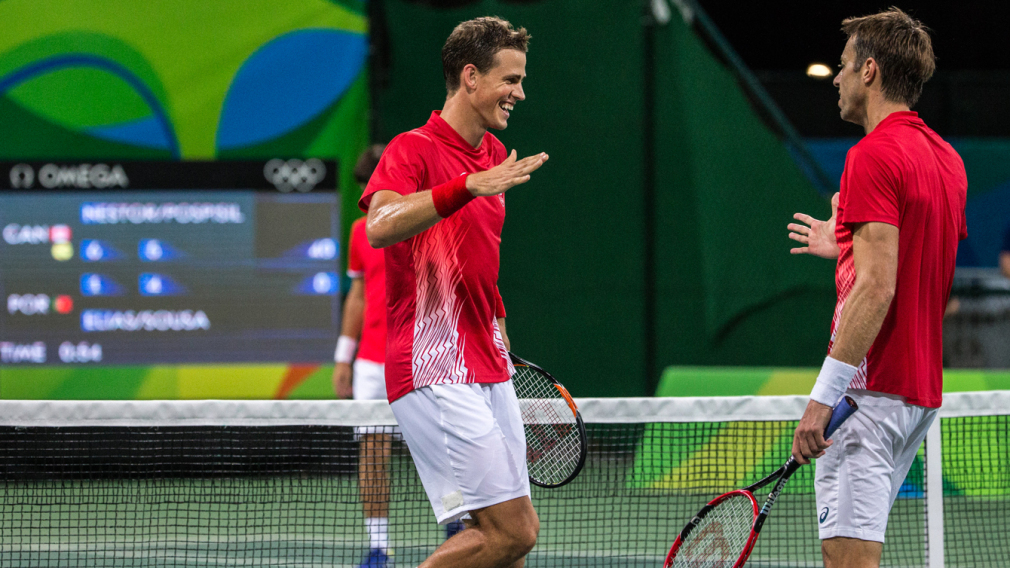 Vasek Pospisil et Daniel Nestor après leur victoire en quarts de finale contre l'Italie aux Jeux olympiques de 2016, à Rio. 