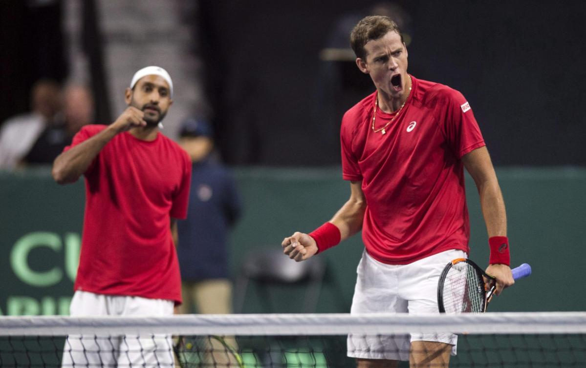 Vasek Pospisil et Adil Shamasdin célèbrent un point contre le Chili à la Coupe Davis d'Halifax, le 17 septembre 2016. THE CANADIAN PRESS/Darren Calabrese