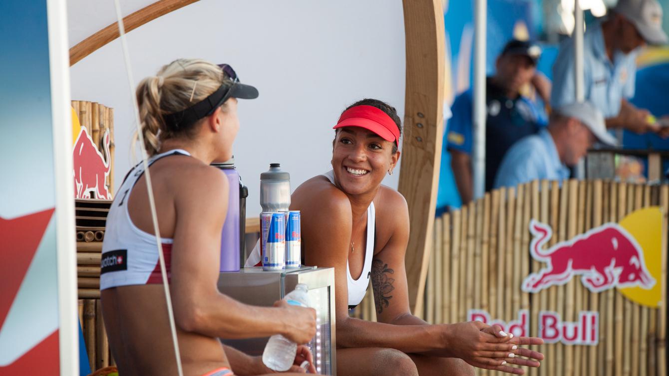 Brandie Wilkerson (à droite) et Heather Bansley contre l’Italie durant les finales World Tour Swatch, le 14 septembre 2016. (Photo : Thomas Skrlj)