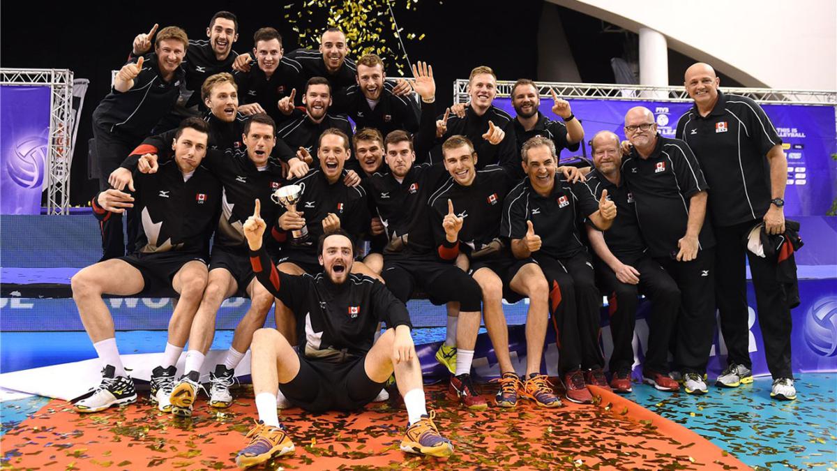 Les Canadiens célèbrent après avoir battu le Portugal en finale du Groupe 2 de la Ligue mondiale de la FIVB / Photo via FIVB