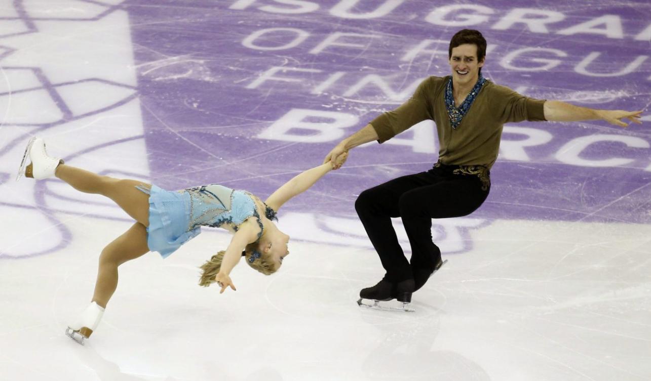 Julianne Séguin et Charlie Bilodeau à la finale des Grands Prix de l'ISU à Barcelone, en Espagne, le 10 décembre 2015. (AP Photo/Manu Fernadez)