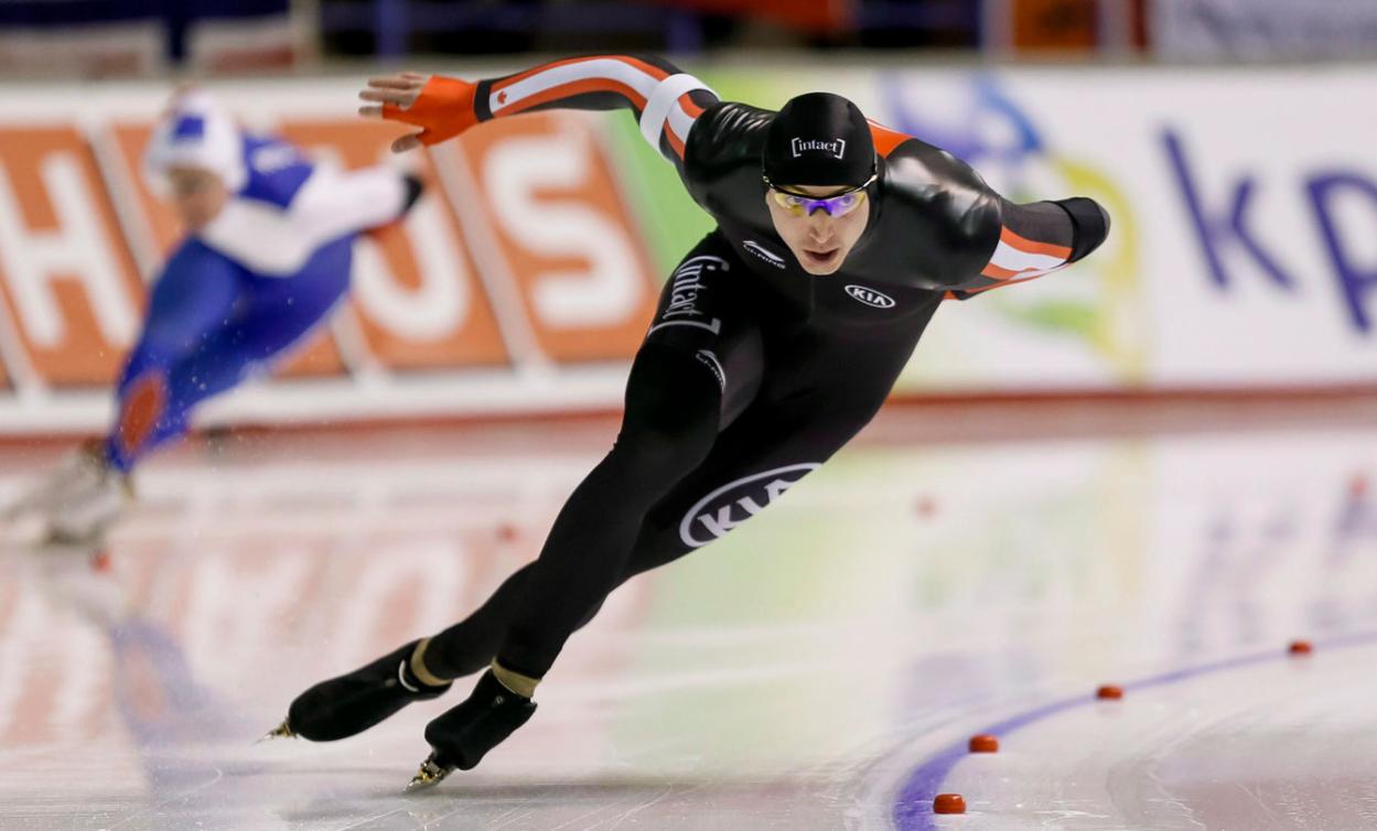 Alex Boisvert-Lacroix lors de l'épreuve du 500 m à la Coupe du monde de Calgary, le 15 novembre 2015. THE CANADIAN PRESS/Lyle Aspinall