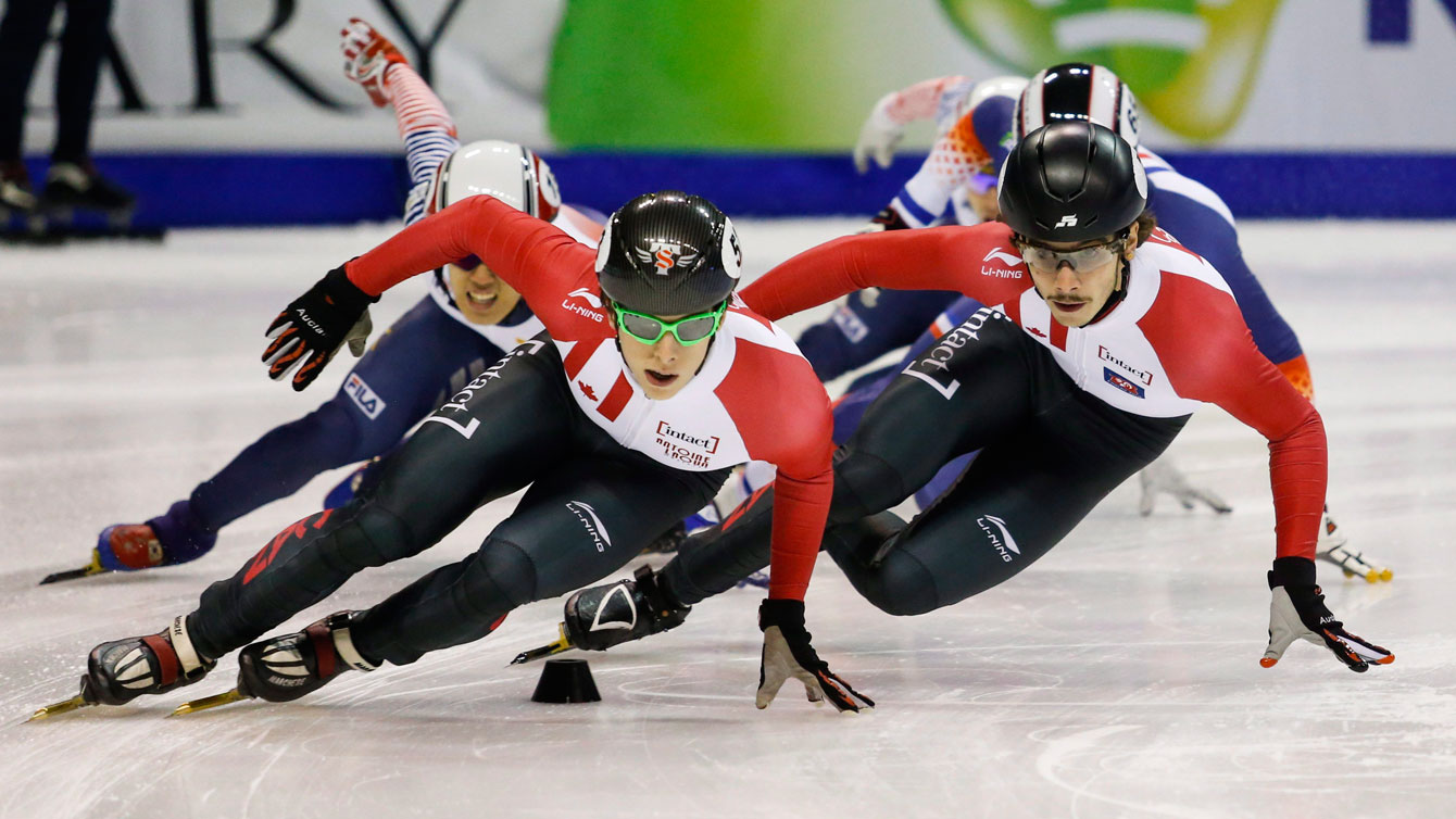 Charle Cournoyer suivi de Samuel Girard lors de la finale du 1000 m à la Coupe du monde de Calgary, le 6 novembre 2016. ( Photo: THE CANADIAN PRESS/Jeff McIntosh)