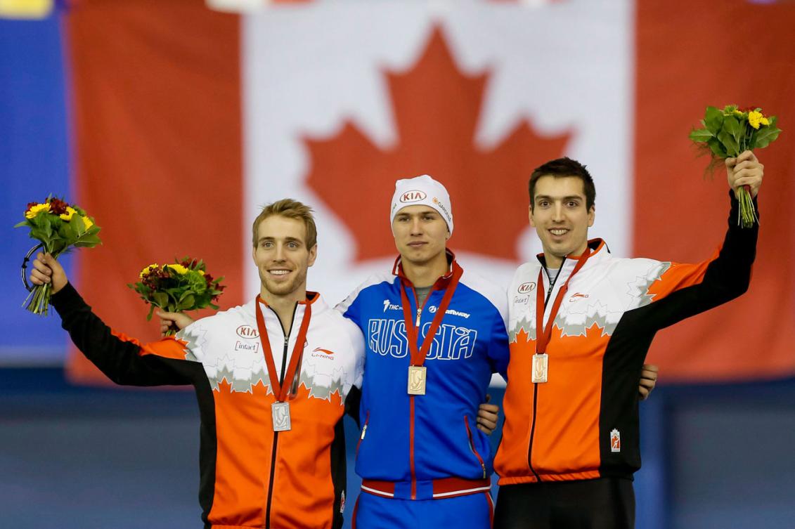 Le médaillé d'argent William Dutton, le médaillé d'or Pavel Kulizhnikov et Alex Boisvert-Lacroix sur podium du 500 m à la Coupe du monde de Calgary, le 15 novembre 2015.THE CANADIAN PRESS/Lyle Aspinall