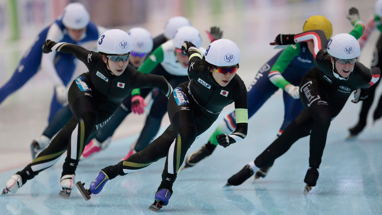 Oshigiri Misaki, Takagi Miho, les deux représentant le Japon, et Ivanie Blondin lors du départ groupé des Mondiaux de distances individuelles à Kolomna, en Russie, le 14 février 2016. (AP Photo/Ivan Sekretarev)