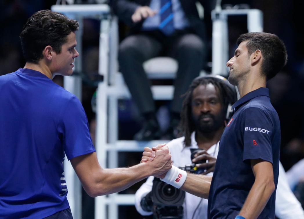 Milos Raonic sert la main de Novak Djokovic aux Finales de l'ATP, le 15 novembre 2016 à l'O2 Arena de Londres. (AP Photo/Alastair Grant)