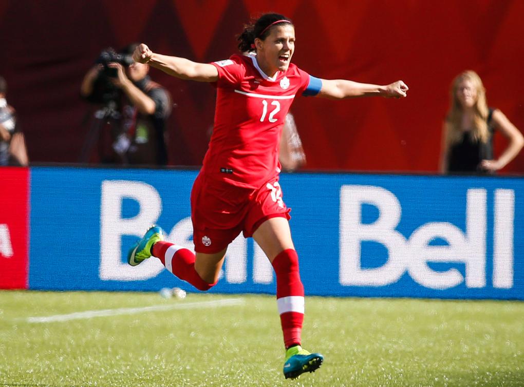 Christine Sinclair célèbre son but marqué en tir de pénalité lors de la Coupe du monde de soccer féminin, le 6 juin 2015.