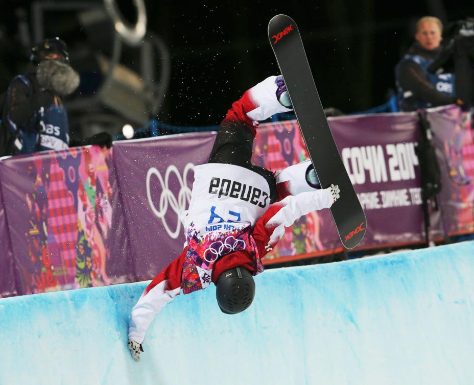 Katie Tsuyuki lors de l'épreuve de la demi-lune aux Jeux olympiques de Sotchi, le 12 février 2016. (AP Photo/Sergei Grits)