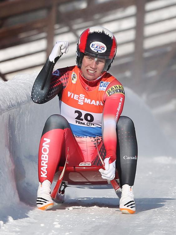 Alex gough célébre sa troisième place à la Coupe du monde de Park City, Utah, le 17 décembre 2016. (AP Photo/Rick Bowmer)