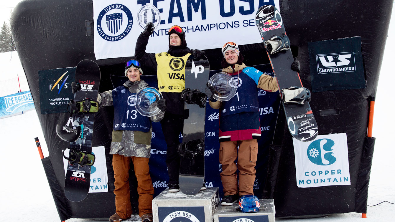 Max Parrot (au centre) et Sébastien Toutant (à droite) célèbrent leur première et deuxième places à la Coupe du monde de big air de Copper Mountain, le 17 décembre 2016. (Photo : USA Snowboarding)