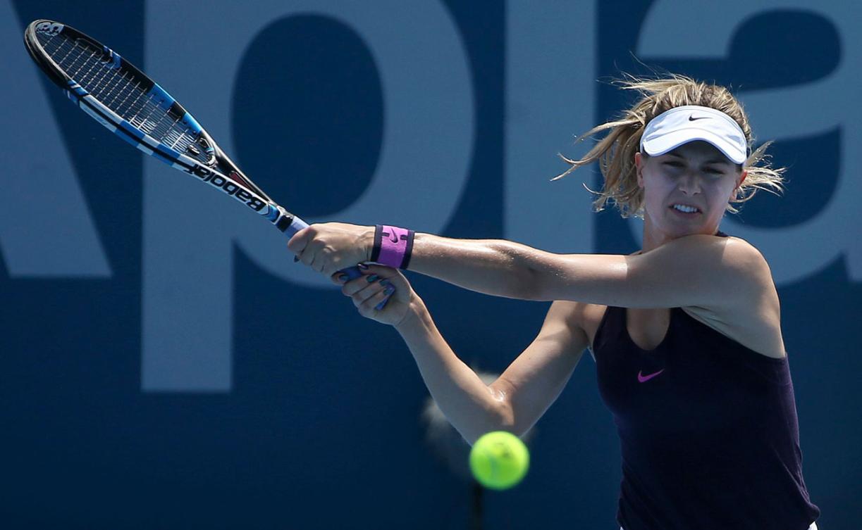 Eugenie Bouchard retourne une balle contre la Slovaque Dominika Cibulkova au deuxième tour du tournoi de Sydney, le 10 janvier 2017. (AP Photo/Rick Rycroft)