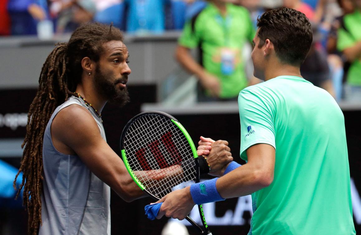 L'Allemand Dustin Brown félicite Milos Raonic après leur affrontement au premier tour des Internationaux d'Australie, le 17 janvier 2017. (AP Photo/Aaron Favila)