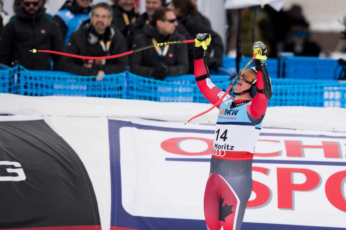 Erik Guay célèbre sa victoire au super-G aux Championnats du monde de ski alpin FIS de Saint-Moritz, le 8 février 2017. (Alexandra Wey/Keystone via AP)
