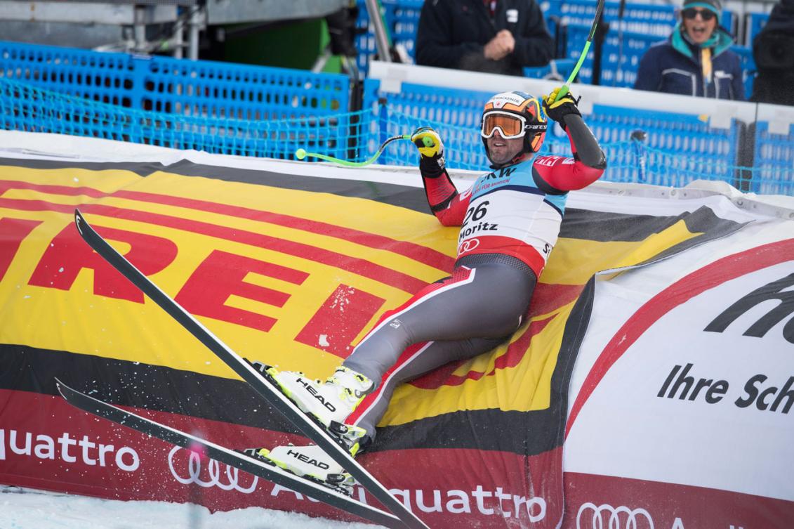 Manuel Osborne-Paradis dans l'aire d'arrivée réalise qu'il est au troisième rang provisoire de l'épreuve du super-G aux Championnats du monde de ski alpin FIS de Saint-Moritz, le 8 février 2017. (Alexandra Wey/Keystone via AP)