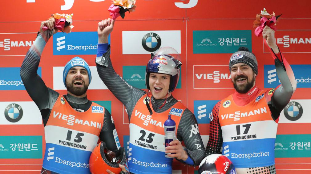 Sam Edney (à droite) célèbre sa médaille de bronze à la Coupe du monde de PyeongChang 2018. Photo: AP Photo/Lee Jin-man