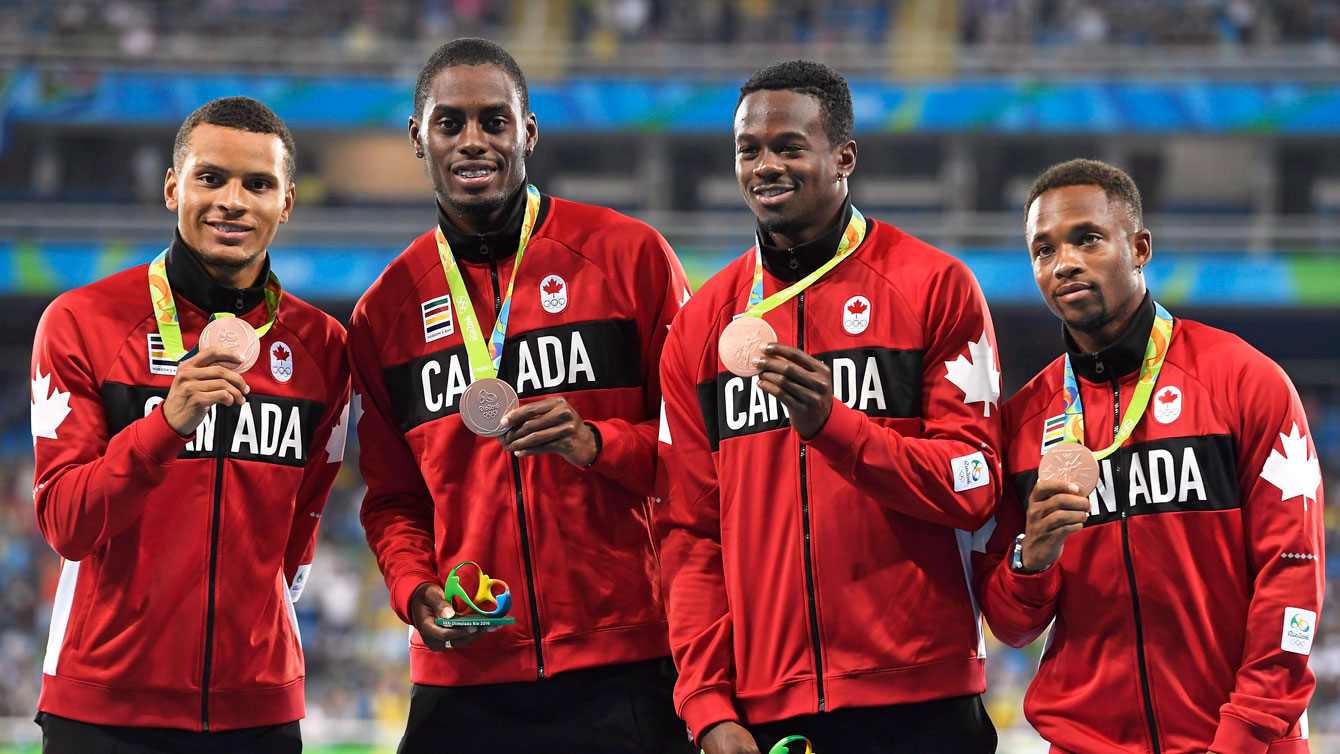 Andre De Grasse, Brendon Rodney, Aaron Brown et Akeem Haynes posent avec leurs médailles de bronze aux Jeux olympiques de Rio, le 20 août 2016. THE CANADIAN PRESS/Frank Gunn