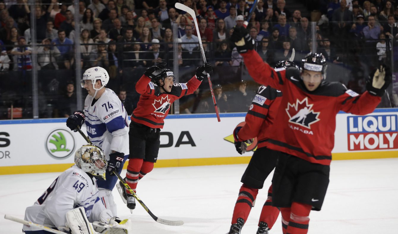 Jeff Skinner (centre), et Brayden Schenn célèbrent le deuxième but du Canada contre la France en ronde préliminaire des Mondiaux de hockey à Paris, en France, le 11 mai 2017. (AP Photo/Petr David Josek)