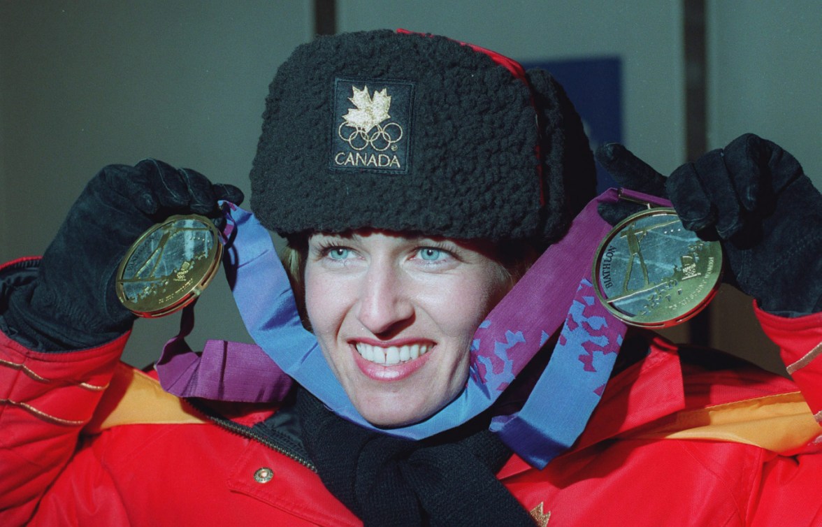 Myriam Bédard prend la pause avec ses deux médailles d'or remportées aux Jeux de Lilleammer en 1994.