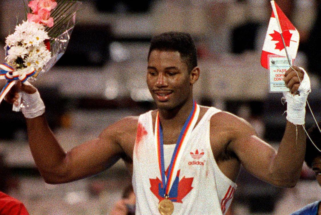 Lennox Lewis célèbre sa médaille d'or aux Jeux de Séoul en 1988