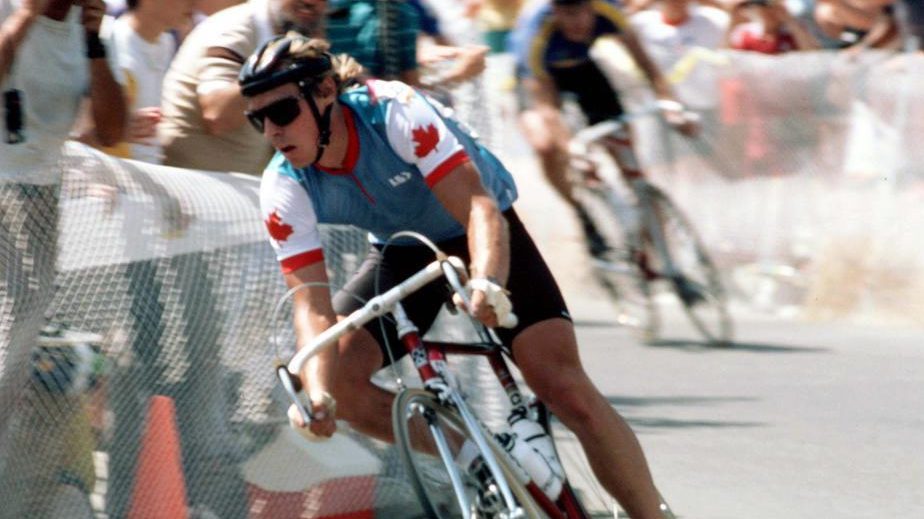 Steve Bauer participe à une épreuve de cyclisme sur route aux Jeux olympiques de Los Angeles. (Photo PC/AOC)