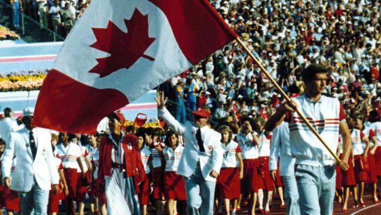Le nageur Alex Baumann porte le drapeau canadien lors de la cérémonie d'ouverture des Jeux de Los Angeles en 1984.