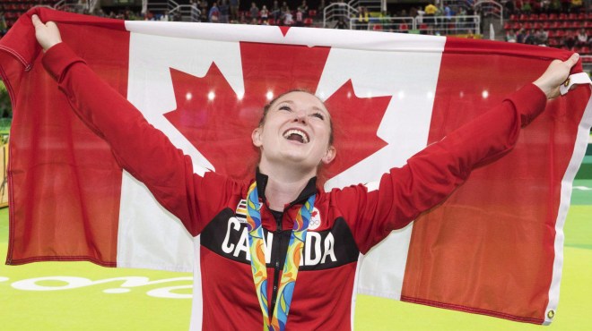 Rosie MacLennan porte le drapeau canadien