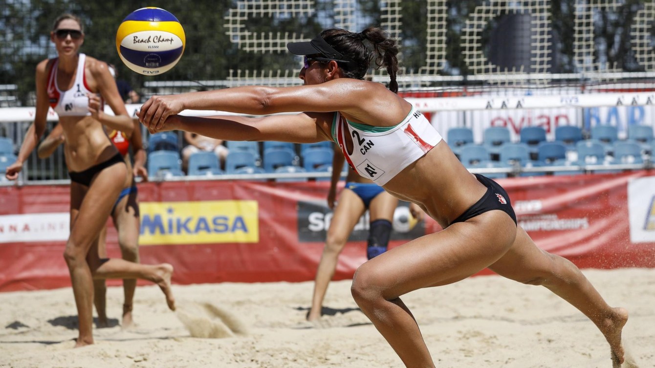 Deux joueuses de volleyball de plage en action