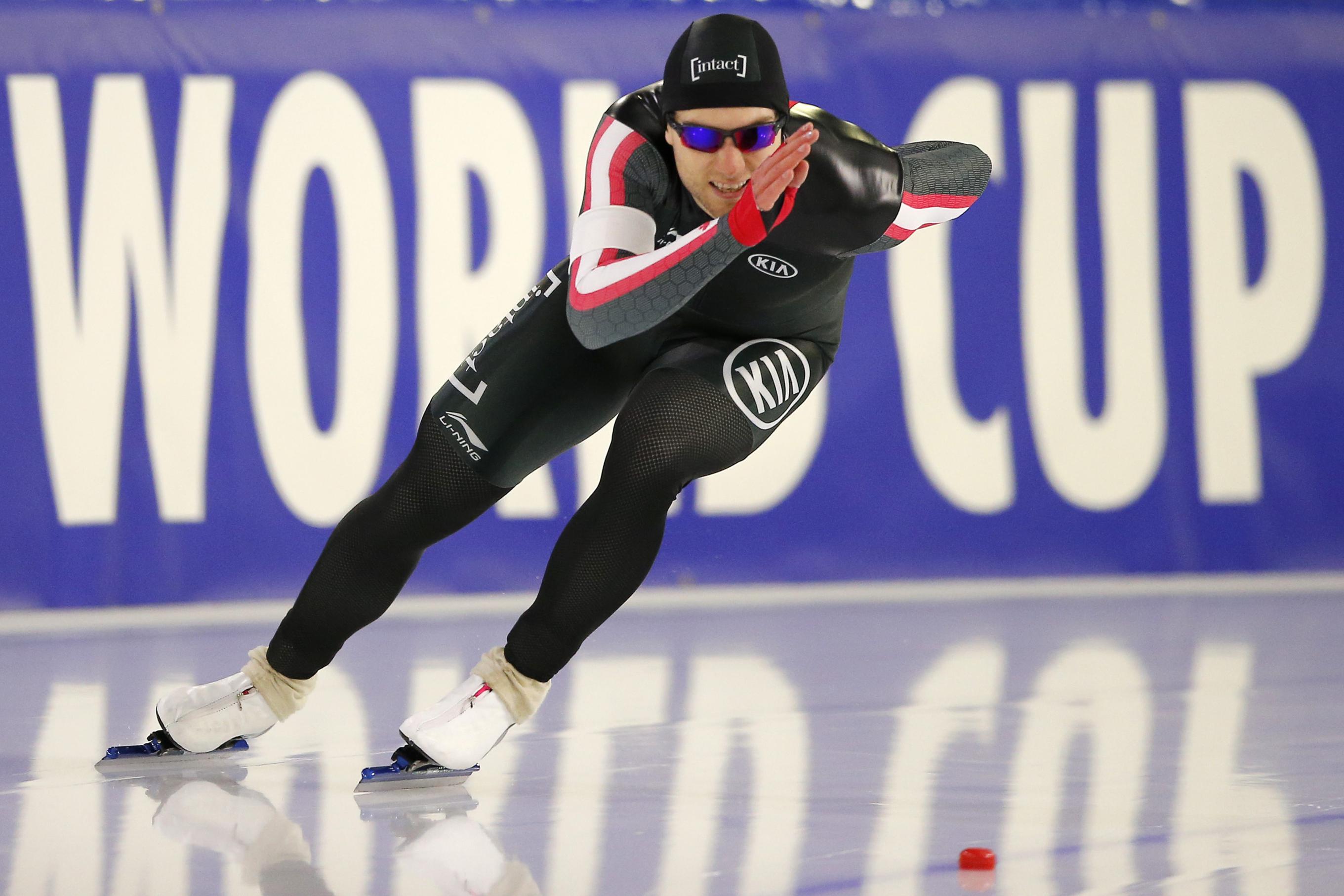 Le patineur sur longue piste d'Équipe Canada Laurent Dubreuil lors de sa course de l'épreuve 500 m à la Coupe du monde d'Heerenveen, aux Pays-Bas, le 11 novembre 2017. (AP Photo/Peter Dejong)