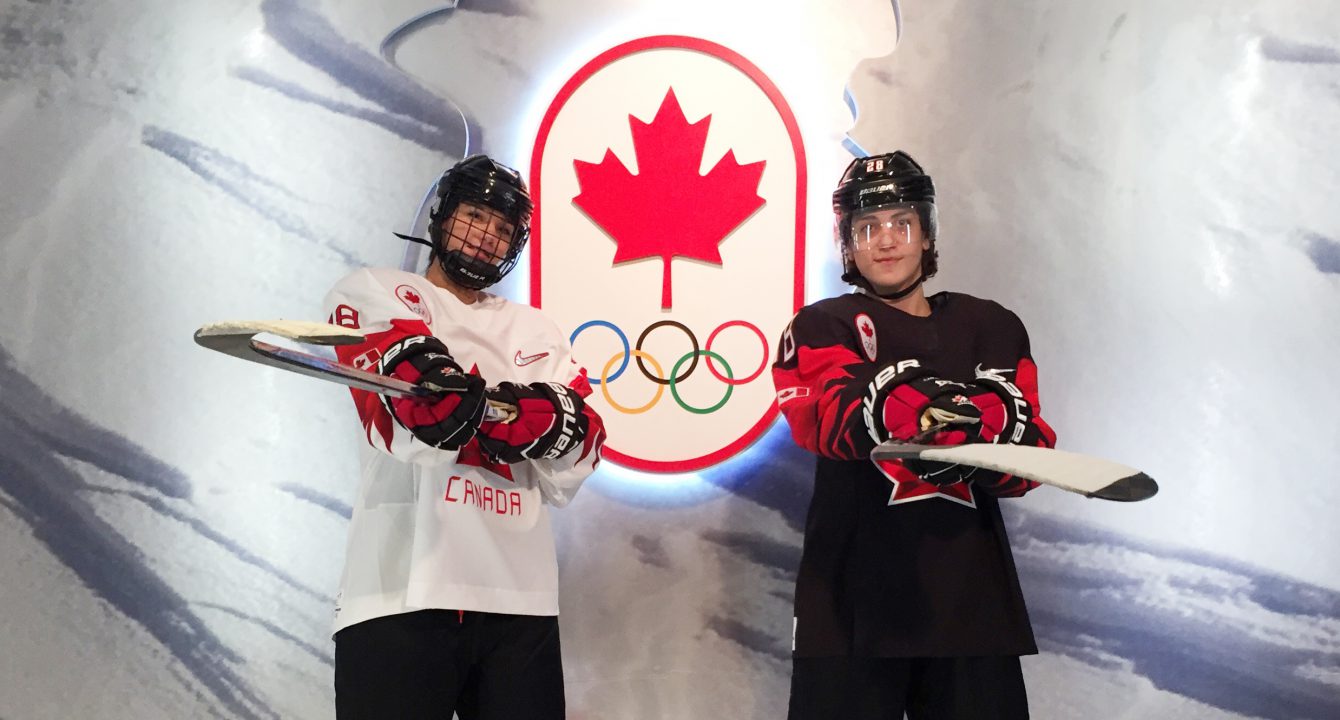 Deux jeunes hockeyeurs prennent la pose à Toronto lors du dévoilement des chandails de hockey d'Équipe Canada en vue des Jeux olympiques d'hiver de PyeongChang 2018, le 1er novembre 2017.