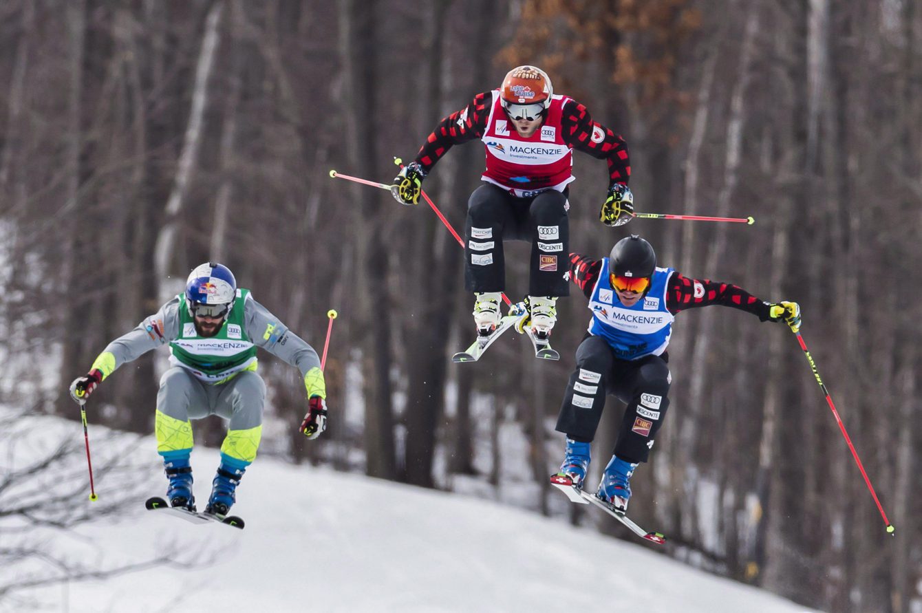 Brady Leman d'Équipe Canada (centre) file vers une médaille d'or devant son compatriote Chris Del Bosco (droite) lors de la Coupe du monde de ski cross à Blue Montains, en Ontario, le 5 mars 2017. (Photo : THE CANADIAN PRESS/Mark Blinch)