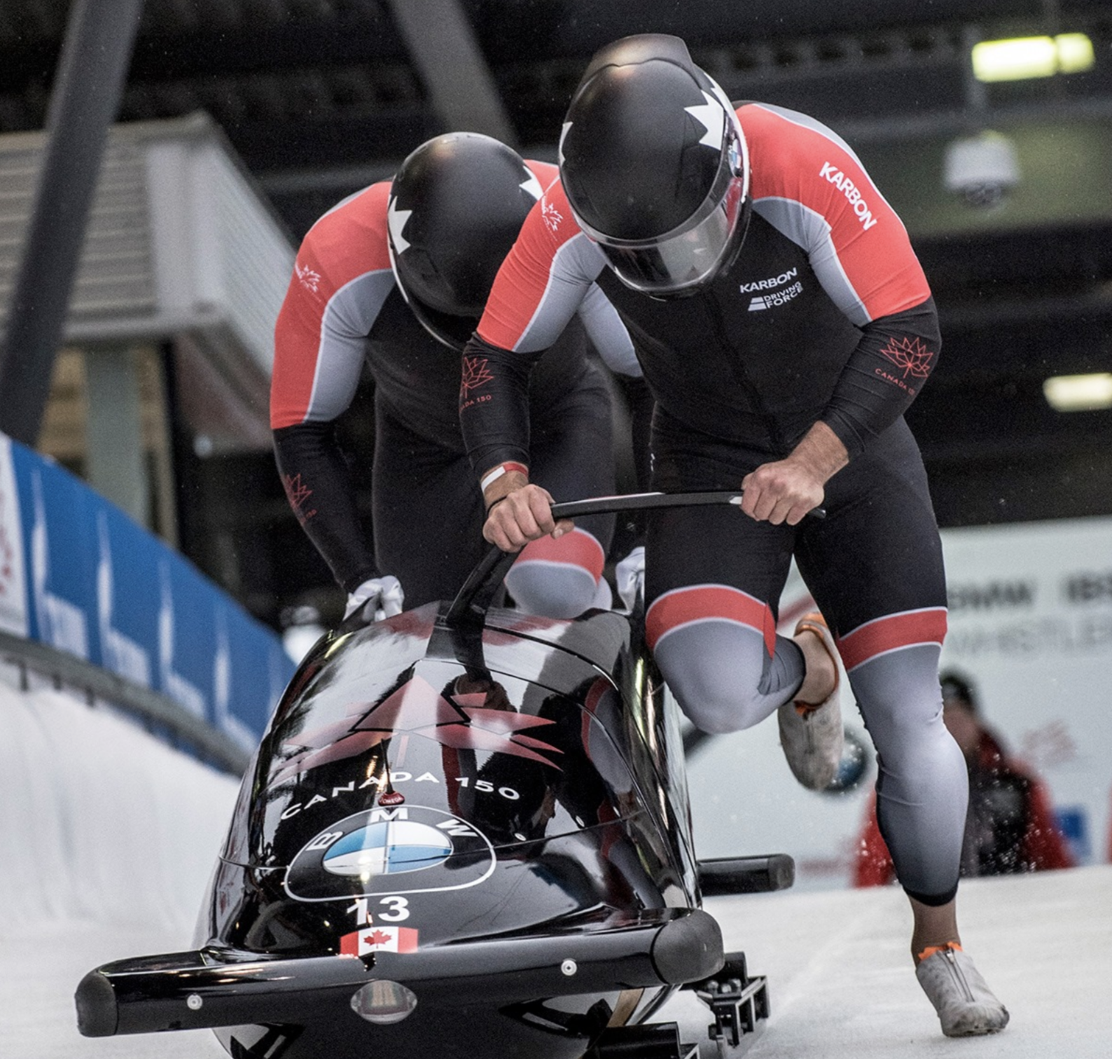 Chris Spring et Neville Wright d'Équipe Canada en action à la Coupe du monde de bobsleigh à Whistler, le 24 novembre 2017.