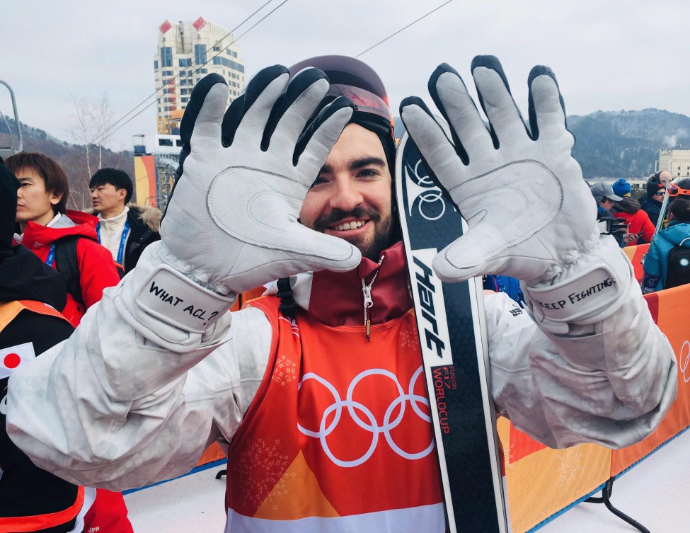 Philippe Marquis montre ses notes de motivation sur ses gants avant les qualifications en bosses aux Jeux olympiques de PyeongChang, le 9 février 2018. « Quel ligament croisé antérieur? Continue de te battre. » LA PRESSE CANADIENNE/AP-Will Graves