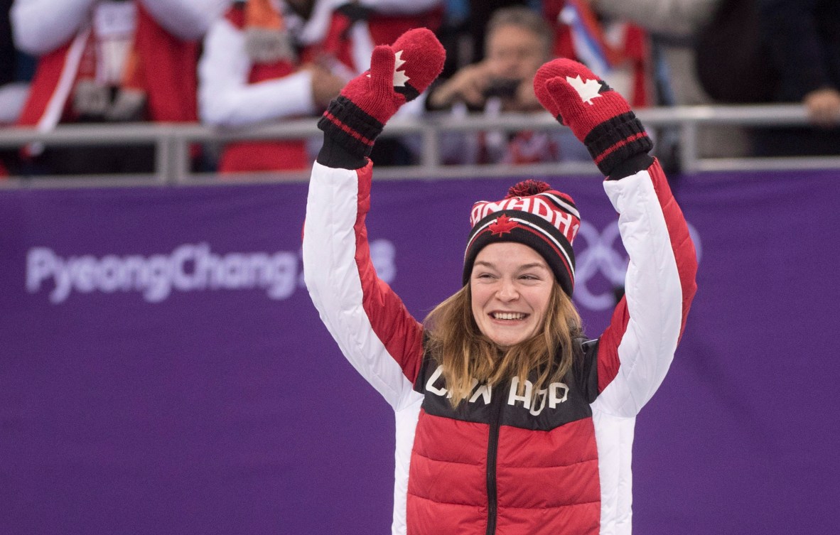 La Canadienne Kim Boutin et sa coéquipière Marianne St-Gelais s’enlacent après avoir découvert que Boutin avait gagné la médaille de bronze à l’épreuve féminine de 500 m en patinage de vitesse sur courte piste aux Jeux olympiques d’hiver de PyeongChang 2018, le mardi 13 février 2018 à Gangneung, en Corée du Sud. LA PRESSE CANADIENNE/Paul Chiasson