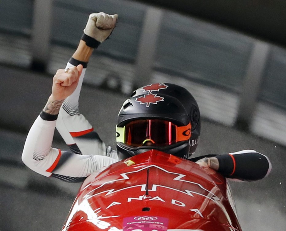 La pilote Kaillie Humphries et la freineuse Phylicia George du Canada célèbrent leur médaille de bronze après la dernière manche de l’épreuve féminine de bob à deux aux Jeux olympiques d’hiver de PyeongChang 2018, en Corée du Sud, le mercredi 21 février 2018. (Photo : AP/Andy Wong)