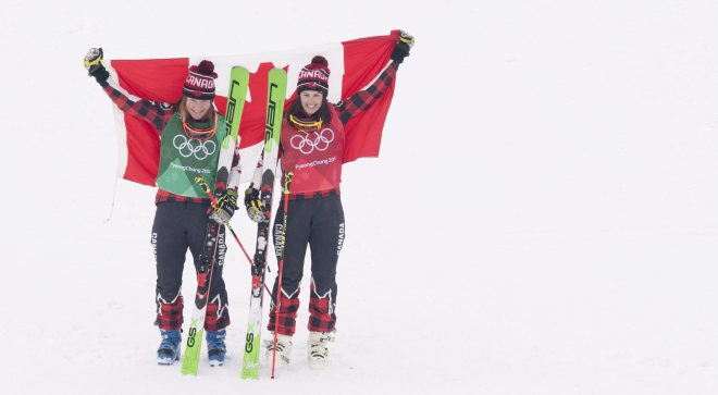 La médaillée d’or Kelsey Serwa, à droite, et la médaillée d’argent Brittany Phelan célèbrent leur victoire en ski cross femmes au Parc de neige de Bokwang lors des Jeux olympiques d’hiver de PyeongChang 2018 en Corée du Sud le vendredi 23 février 2018. (LA PRESSE CANADIENNE/Jonathan Hayward)