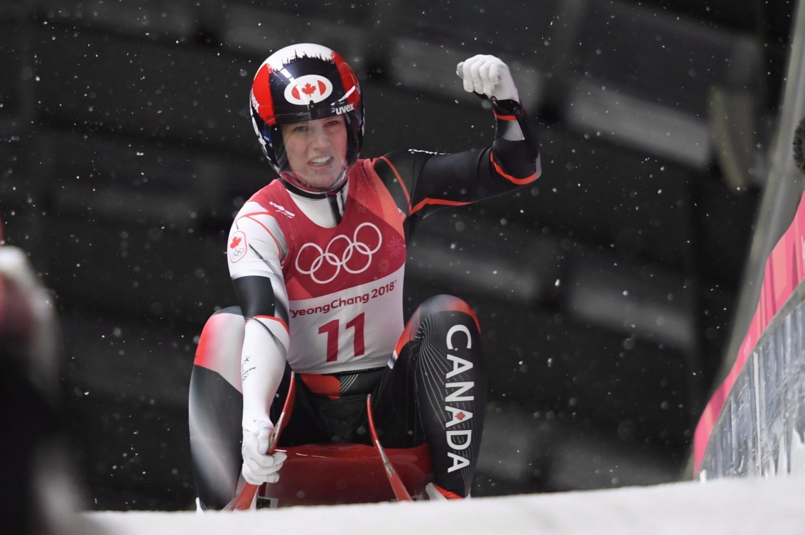 Alex Gough est satisfaite après sa dernière descente à l'épreuve simple qui lui vaudra la première médaille olympique du Canada en luge, aux Jeux olympiques de PyeongChang, le 13 février 2018. LA PRESSE CANADIENNE/Jonathan Hayward