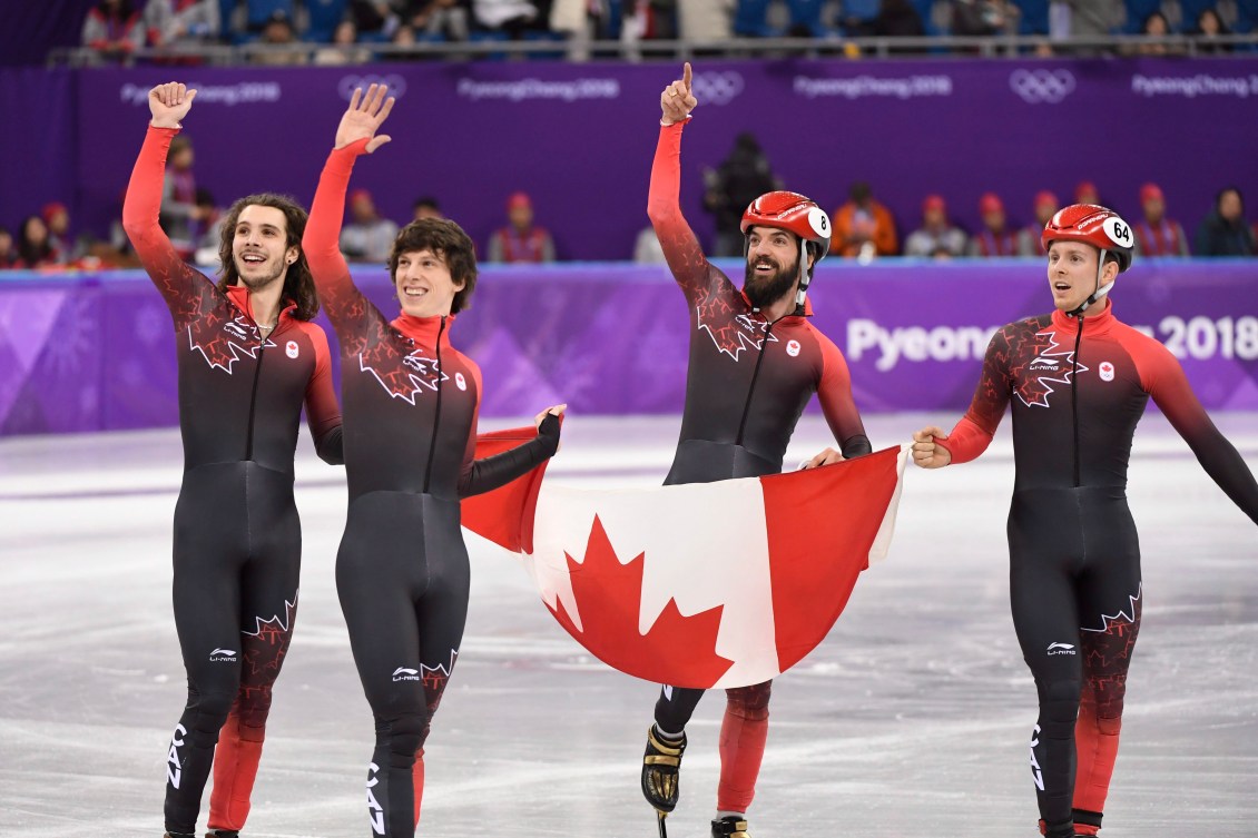 De gauche à droite: Samuel Girard, Charle Cournoyer, Charles Hamelin et Pascal Dion célèbrent leur médaille de bronze au relais 5000 m à PyeongChang, le 22 février 2018. THE CANADIAN PRESS/Paul Chiasson