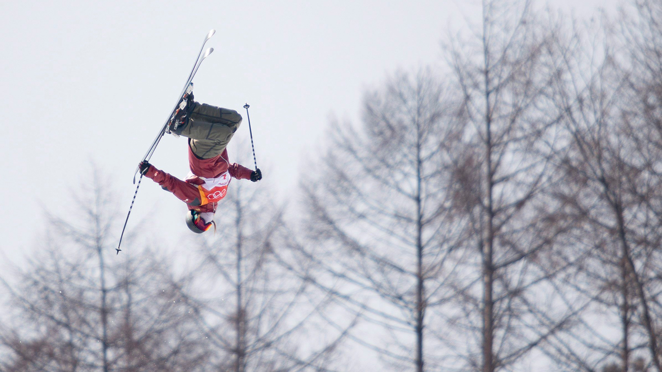 Cassie Sharpe survole la finale olympique de demi-lune chez les femmes le 20 février 2018.