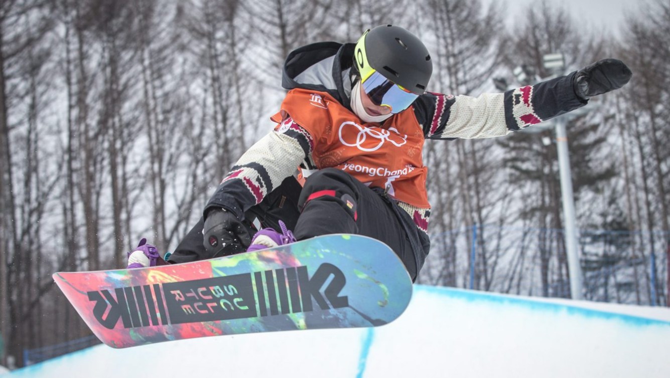 Plus jeune athlète féminine d’Équipe Canada, Elizabeth Hosking, 16 ans, s’entraîne sur la demi-lune du Parc de neige de Phoenix, à PyeongChang, en Corée du Sud. Photo : David Jackson