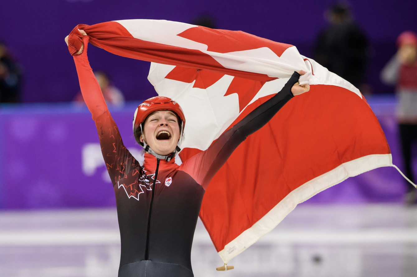 Kim Boutin d'Équipe Canada célèbre sa médaille de bronze remportée en courte piste au 1500 m avec un tour de piste au Palais des glaces de Gangneung aux Jeux olympique de PyeongChang, le 17 février 2018.