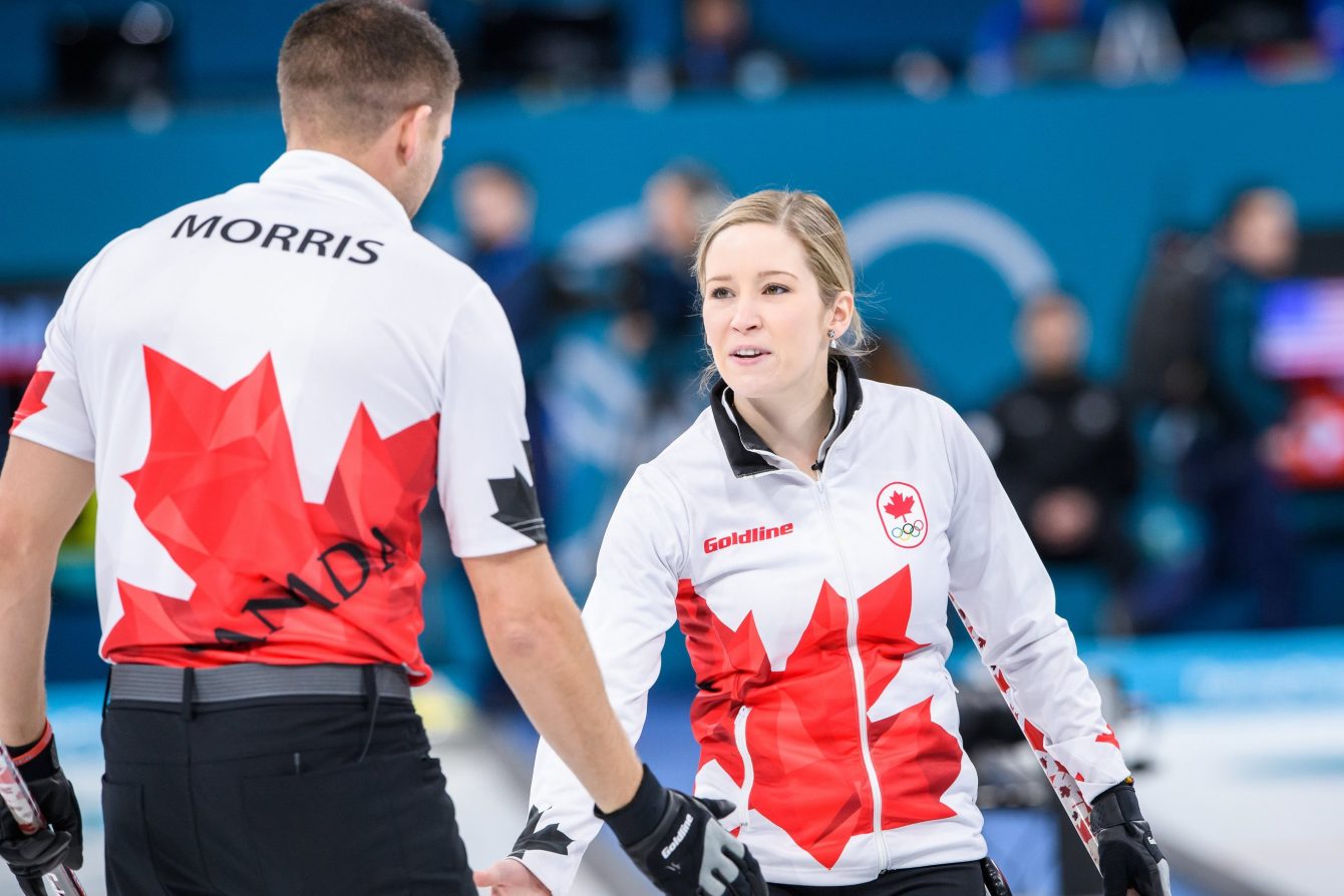 Kaitlyn Lawes et John Morris d'Équipe Canada affrontent la Chine en ronde préliminaire du tournoi de curling double mixte des Jeux olympiques de PyeongChang, le 9 février 2018. (Photo : Vincent Ethier/COC)