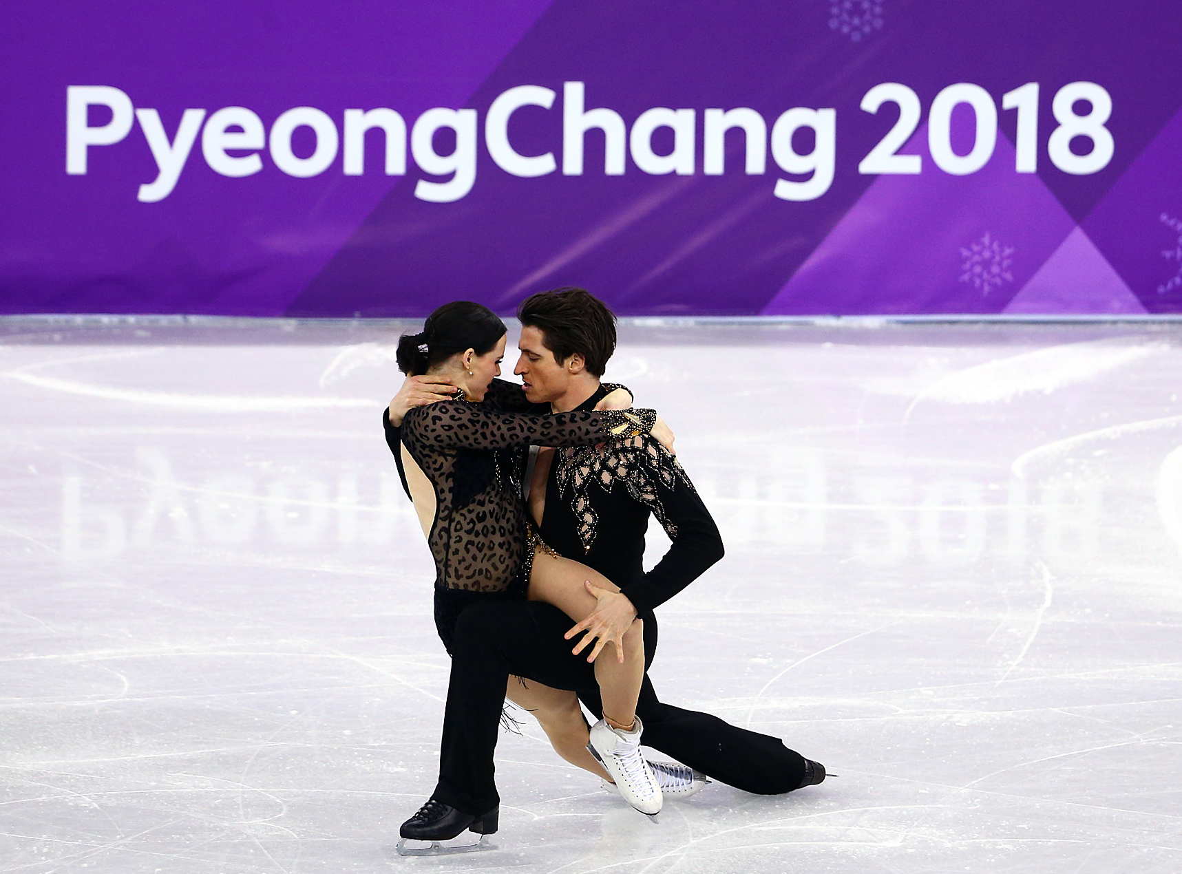 Tessa Virtue et Scott Moir d'Équipe Canada exécute leur danse courte aux Jeux olympiques de PyeongChang, le 19 février 2018. (Photo : Vaughn Ridley/COC)