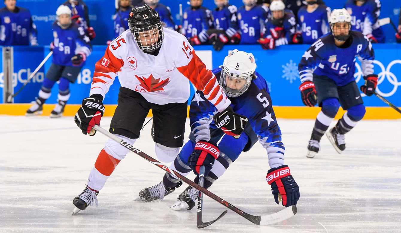 Mélodie Daoust (15) d'Équipe Canada dispute la rondelle à Megan Keller (5) des États-Unis lors du match pour la médaille d'or en hockey féminin aux Jeux olympiques de PyeongChang 2018, le 22 février 2018. (Photo by Vincent Ethier/COC)