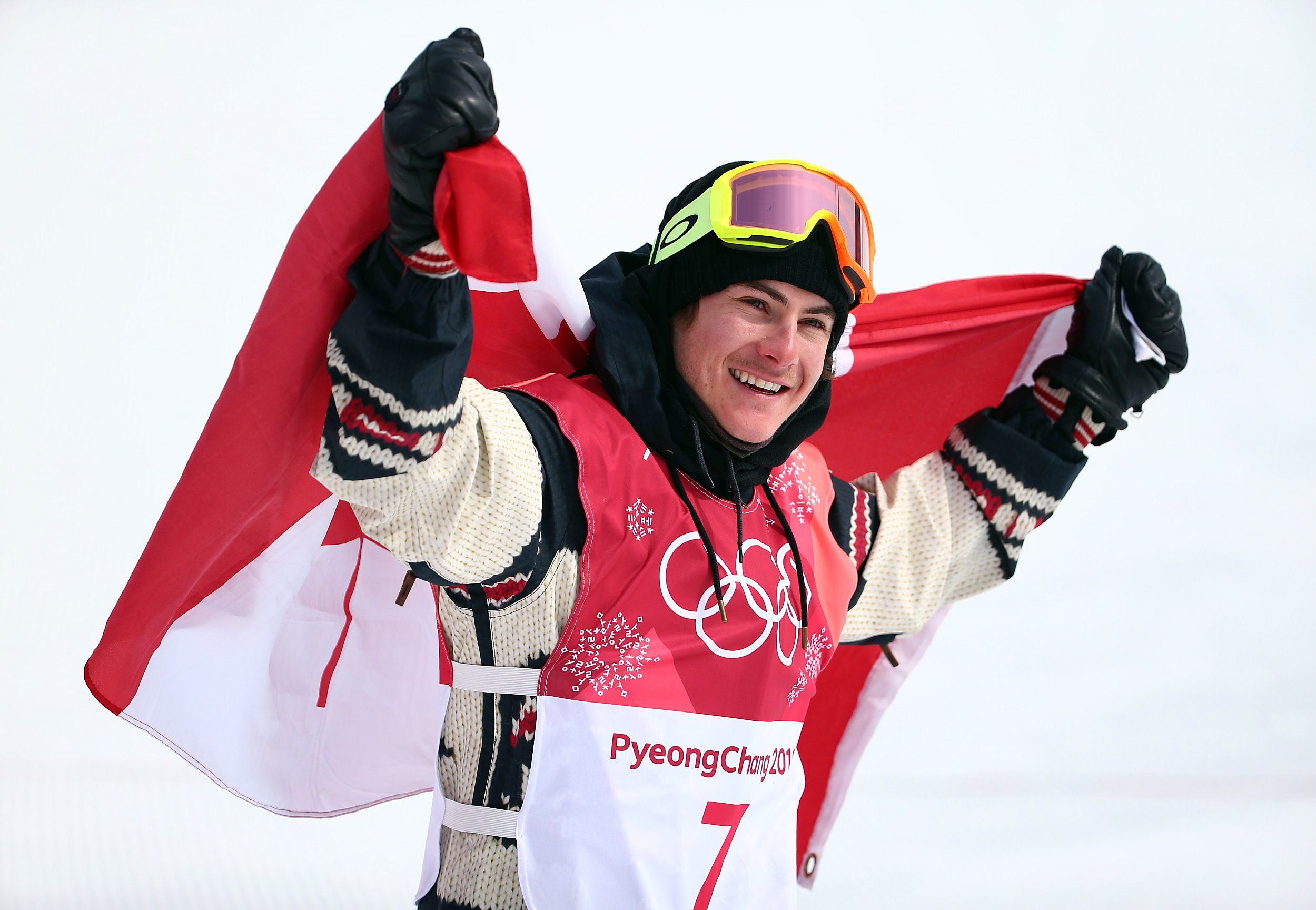 Le planchiste Sébastien Toutant d'Équipe Canada célèbre sa médaille d'or remportée à l'épreuve big air des Jeux olympiques de PyeongChang, en Corée du Sud, le 24 février 2018. (Photo : Vaughn Ridley/COC)