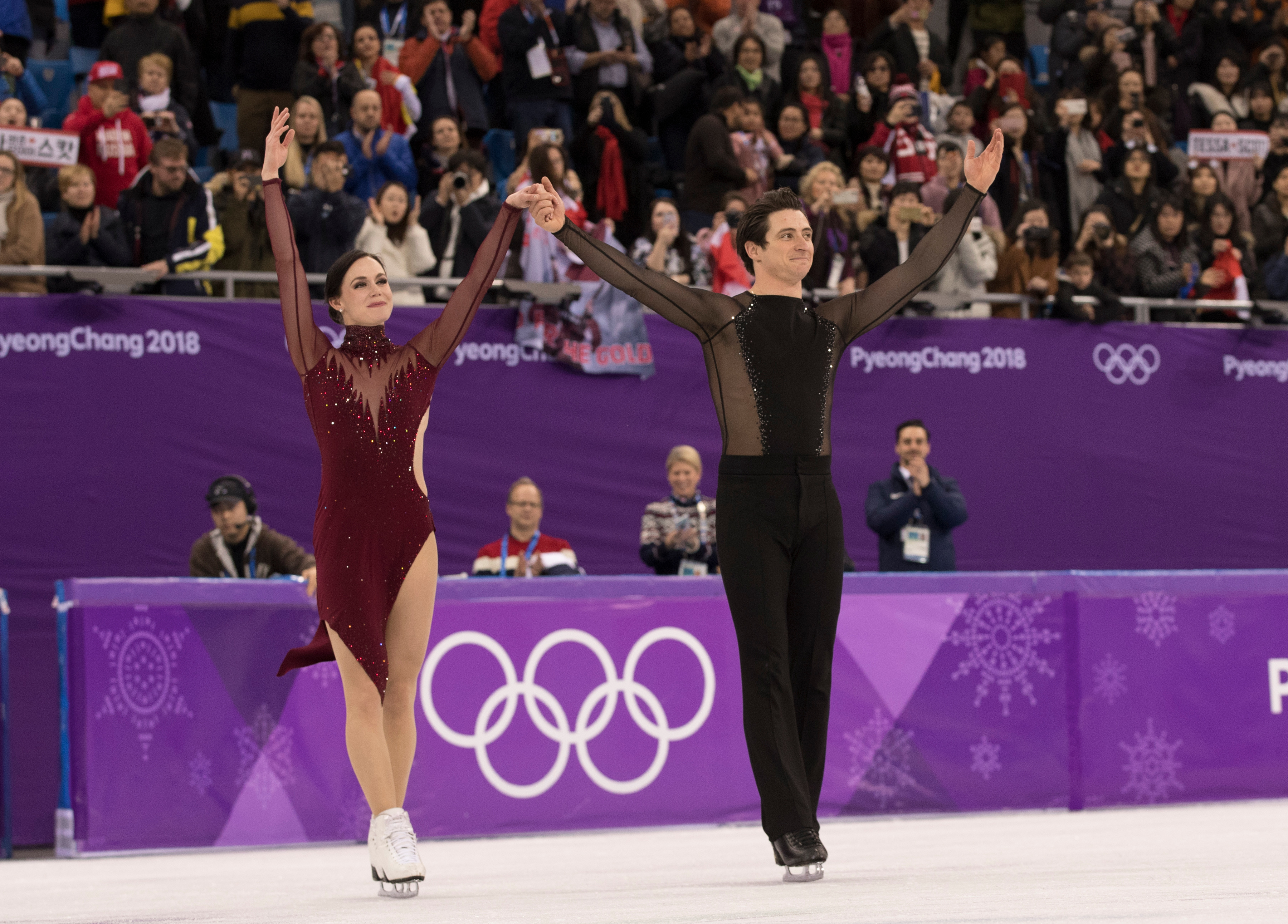 Tessa Virtue et Scott Moir d'Équipe Canada saluent la foule lors de la danse libre aux Jeux olympiques de PyeongChang, le 20 février 2018. (Photo : COC – Jason Ransom)